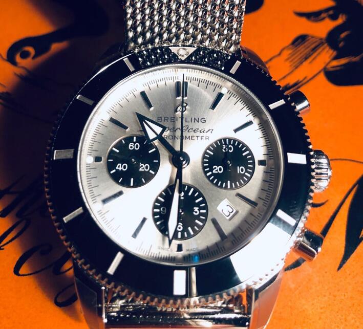 The black sub-dials are striking to the silver dial.